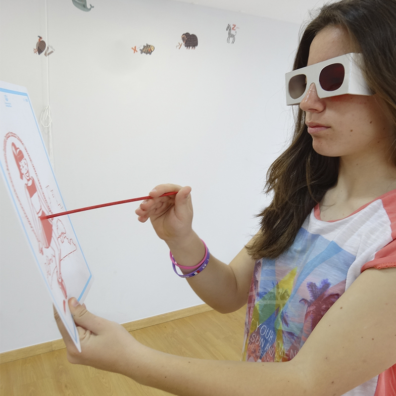 Adolescente con ojo vago haciendo terapia visual